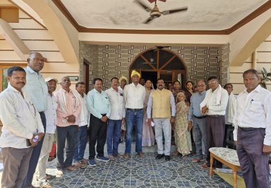 यूपीएससी चयनित डायमंड ध्रुव को विधायक केशकाल नीलकंठ टेकाम ने उनके पैतृक गांव पहुंचकर हार्दिक शुभकामना दिये