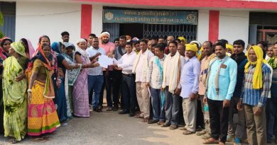 खेल मैदान बचाने सड़क पर उतरे ग्रामीण – विधायक सहित सासन प्रशासन के उदासीनता पर भड़के ग्रामीण चन्दा कर पहुंचे एसडीएम कार्यालय
