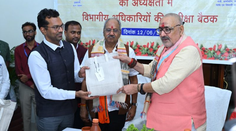रेशम, खादी और हथकरघा क्षेत्र को नई दिशा: केंद्रीय वस्त्र मंत्री गिरिराज सिंह ने दिए महत्वपूर्ण निर्देश