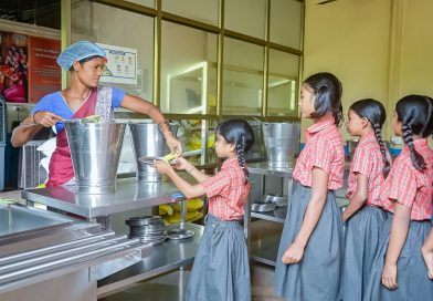 ग्रामीण माताओं की पहल से 14 गाँवों के बच्चों को मिल रहा बेहतर पोषण, खेत से स्कूल की थाली तक पहुँच रहीं ताजी सब्जियाँ