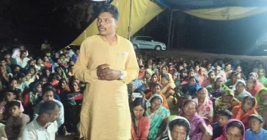 पीने के पानी की मांग को लेकर आड़ेझर गांव में एक बार फिर ग्रामीणों का आक्रोश सड़क पर दिखाई दे रहा है