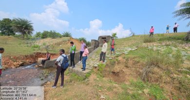 अधूरे टूटे बांध का निरक्षण करने पहुँचे अधिकारियों के सामने जनप्रतिनिधियों ने रखी बांध को बनाने की मांग
